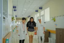 13 tuổi tê yếu tay chân phải phẫu thuật thoát vị đĩa đệm