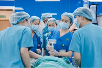 Đau cột sống kéo dài, người phụ nữ phát hiện u trung thất chèn ép thần kinh