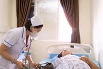Đau ngực lan ra lưng, người phụ nữ nguy kịch vì bóc tách động mạch chủ