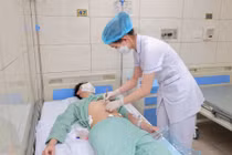 Đau bụng một tuần không đi khám, nam thanh niên nguy kịch do vỡ ruột thừa