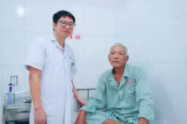 Bệnh nhân 67 tuổi ngừng tim, mất ý thức ngay trước khi lọc máu