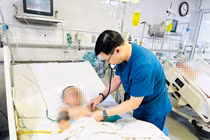 Ngã từ độ cao 10 m, bé trai 6 tuổi bị cọc sắt hàng rào xuyên thấu bụng