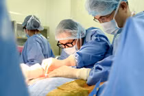Uống nhầm thuốc tẩy bồn cầu, người đàn ông mất dạ dày và đường ăn