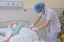 Ca tán sỏi hiếm gặp cho bệnh nhân thận 'chui' lên ngực