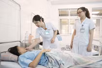 Cứu sống người phụ nữ sốc mất máu do thai ngoài tử cung vỡ khi đi du lịch