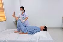 Ngã khi trèo hái xoài, người đàn ông suýt liệt vì chấn thương cột sống