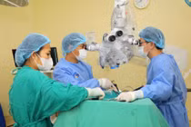 Mất thị lực mắt phải 5 năm, người phụ nữ nhìn rõ hơn sau mổ cột sống cổ