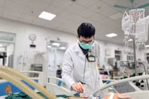Giá đắt của sự chủ quan bỏ điều trị lao phổi, hút thuốc lá
