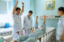 Thanh niên 35 tuổi đột ngột ngã quỵ do máu tụy ngoài màng tủy