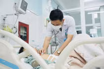 Chấn thương khi đá bóng, thiếu niên 13 tuổi phải cắt lách khẩn cấp