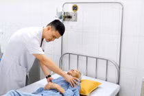 Đau bụng 5 ngày, cụ bà 99 tuổi vỡ ruột thừa nguy kịch