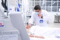 Người phụ nữ suýt mất mạng vì xương cá xuyên thủng dạ dày, đâm vào gan
