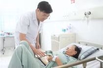 Cắt ung thư dạ dày cho cụ bà 85 tuổi mắc nhiều bệnh lý nền nguy hiểm