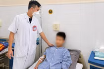 Chạy đua 30 phút cứu tinh hoàn xoắn cho bé trai 13 tuổi