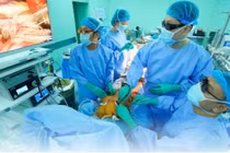 Đau ngực người bệnh ung thư vú hơn 30 năm phải thay van động mạch chủ