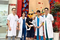 Ghép da giữ lại đôi chân cho bé trai 41 tháng tuổi bị rắn hổ mang cắn