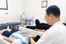 Không tự ý cạo gió, xoa bóp trẻ bị liệt mặt để tránh biến chứng