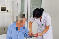 Hạ kali máu nặng do cường giáp, người đàn ông yếu liệt tứ chi