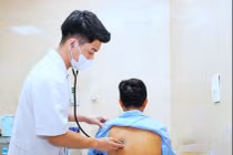Không ho, không khó thở, bệnh nhân 36 tuổi được phát hiện viêm phổi thùy