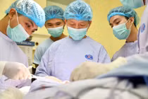 Nam thiếu niên 16 tuổi giữ lại đôi mắt sau phẫu thuật ung thư da