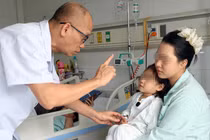 Ca mổ hy hữu cứu bé 2,5 tuổi bị que thịt xiên đâm sát não 