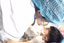 Hy hữu gia đình 3 thế hệ nam giới cùng mắc rò luân nhĩ