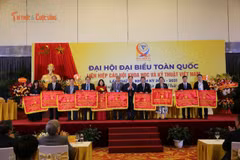 Báo Tri thức và Cuộc sống cùng 9 tập thể được tặng Cờ thi đua xuất sắc tại Đại hội IX Liên hiệp Hội Việt Nam