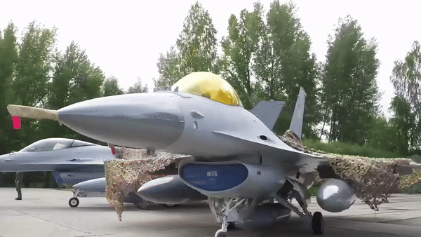 Ukraine ngày 4/8 tiếp nhận lô tiêm kích F-16 đầu tiên do phương Tây viện trợ. Đây là loại khí tài Kiev nhiều lần kêu gọi đồng minh cung cấp, kỳ vọng giúp Ukraine tăng cường năng lực phòng vệ trước các cuộc oanh tạc của Nga. Quan chức Mỹ nói lô này gồm 6 tiêm kích.