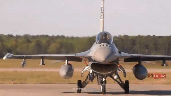 Mặc dù từ năm 2000, Không quân Mỹ không đặt hàng, nhưng tiêm kích F-16 hiện nay vẫn được sản xuất để xuất khẩu.