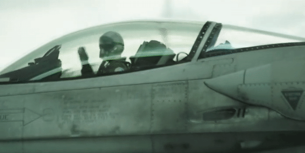 F-16 đơn giản và nhẹ hơn nhiều so với tiêm kích tiền nhiệm, sử dụng khung thân khí động học và hệ thống điện tử hàng không tiên tiến, bao gồm cả việc sử dụng Fly-by-wire (FBW).