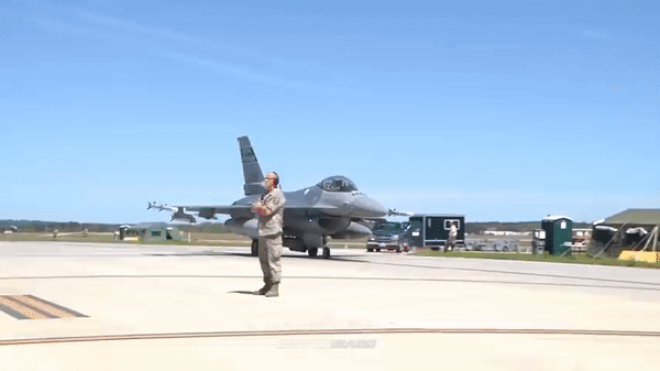 F-16 có kíp lái 1 hoặc 2 thành viên tùy theo biến thể, máy bay có chiều dài 14,8m, cao 4,8m, sải cánh 9,8m, trọng lượng cất cánh 16,875 tấn, tốc độ 2.100km/h, tầm bay trên 3.200km, trần bay 15.240m.