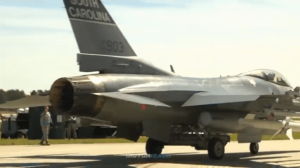 F-16 được phát triển với rất nhiều phiên bản phù hợp cho các yêu cầu tác chiến khác nhau.