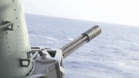 Mỗi tổ hợp Phalanx CIWS được trang bị 1.550 viên đạn mỗi lần nạp. Trong trường hợp bắn hết tốc lực, khẩu pháo này chỉ bắn được vỏn vẹn có... 15 giây trước khi phải tái nạp đạn.
