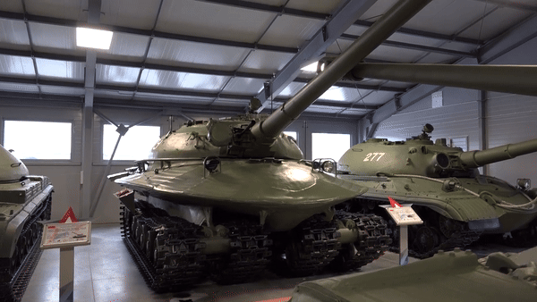 Nhưng thiết kế đặc biệt nhất của Object 279 là khung gầm gồm 4 dãy bánh xích được gắn trên hai dầm rỗng theo chiều dọc. Hai dầm này đồng thời có chức năng là thùng chứa nhiên liệu cho xe.