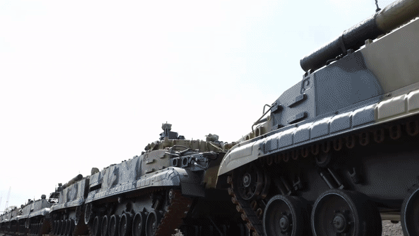 Năm 1987, BMP-3 được đưa vào trang bị và chúng lần đầu tiên trình diễn trước công chúng tại cuộc duyệt binh ngày 9/5/1990.