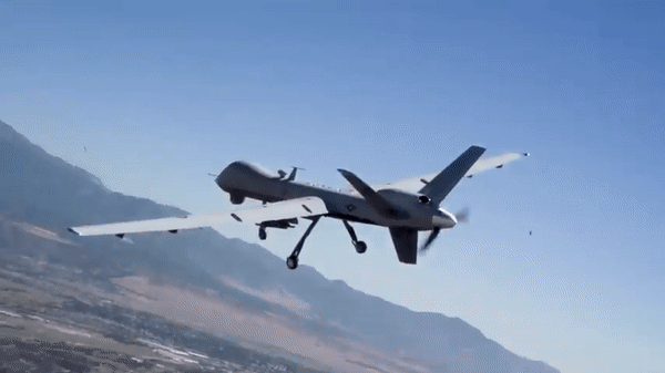 Radar phòng không của tàu Hessen phát hiện máy UAV và coi đó là mục tiêu khả nghi, do phi cơ không hồi đáp tín hiệu nhận diện địch - ta. Vì thế họ quyết định khai hỏa hai tên lửa phòng không tầm xa SM-2 về phía mục tiêu.