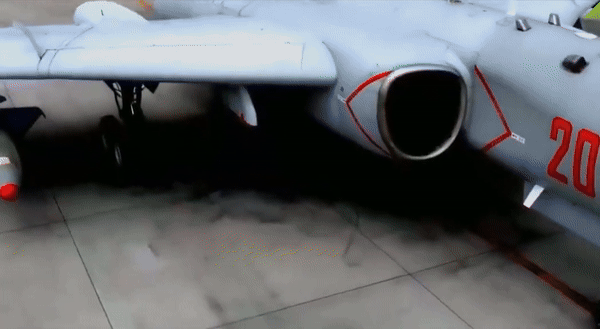 Trong khi đó oanh tạc cơ H-6K của Trung Quốc lại chỉ có tải trọng 12 tấn, vũ khí mang theo chủ yếu tập trung vào khả năng tấn công tầm xa.