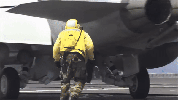 “Trong đợt triển khai kéo dài 9 tháng, Phi đoàn VFA-32 đã thực hiện 3.000 giờ giờ bay chiến đấu và hoàn thành gần 1.500 nhiệm vụ, để hỗ trợ cho chiến dịch bảo vệ tự do hàng hải trên Biển Đỏ", thông báo hải quân Mỹ nói.