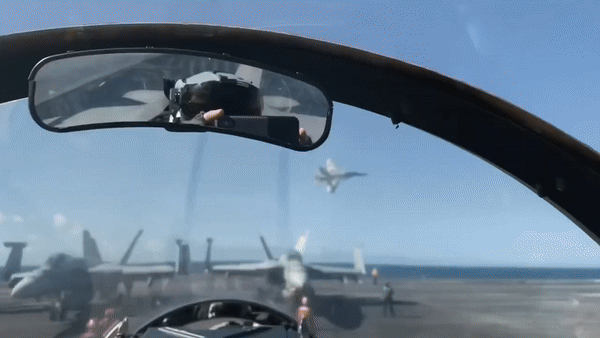 Việc nữ phi công tiêm kích F/A-18E/F Super Hornet lần đầu bắn hạ mục tiêu trên không vừa qua đã đánh dấu vai trò của phụ nữ trong lực lượng không quân Mỹ.