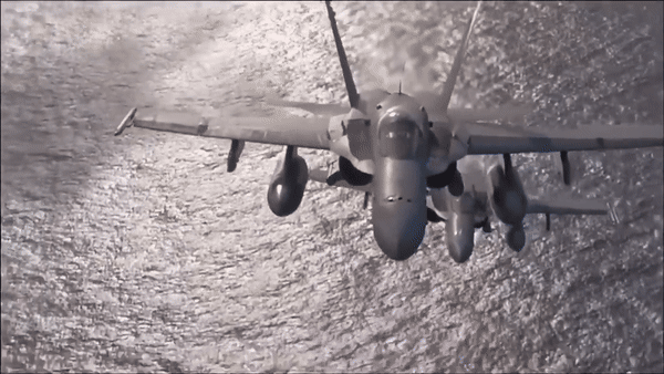 Nữ phi công này đã lái tiêm kích hạm F/A-18E/F Super Hornet biên chế trên tàu sân bay USS Dwight D. Eisenhower bắn hại chiếc máy bay tự sát không người lái của Houthi ở Biển Đỏ.