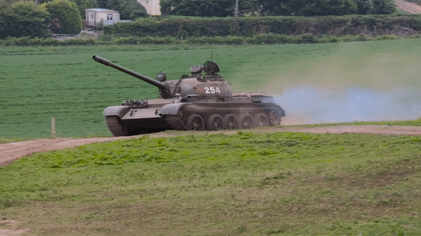 T-54 liên tục được sản xuất và cải tiến, và sau khi được sửa chữa, nó được đổi tên thành T-55.
