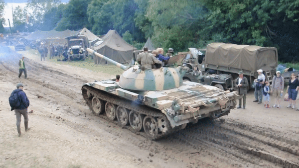 Trong thập niên 1960, xe tăng T-54/55 cũng tham chiến ở Việt Nam, Campuchia và Uganda.