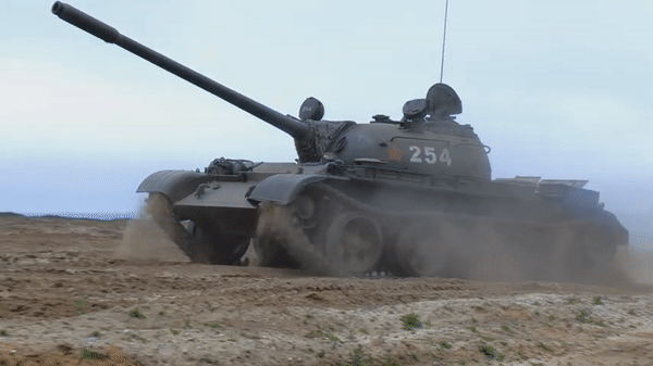 Vì thế thay vì vai trò xung kích, xe tăng T-54/55 sẽ đóng vai trò như pháo tự hành, chúng sẽ bắn vào phòng tuyến đối phương và ngay sau đó cơ động để tránh phản pháo.