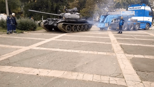 Phiên bản xe tăng T-54/55 nội đia còn được quân đội Liên Xô trang bị máy đo khoảng cách bằng laser KTD-1.
