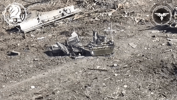 Những UGV của Nga được vũ trang bằng súng phóng lựu phóng loạt AGS-17, ngay lập tức Ukraine đã điều UAV tự sát tập kích.