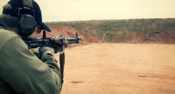 Tháng 5/1941, phát xít Đức sử dụng lực lượng đổ bộ đường không mang theo các vũ khí hạng nhẹ như súng lục P08, P38 và tiểu liên MP-38, MP-40 tấn công đảo Crete của Hy Lạp, trong khi các vũ khí mạnh hơn như súng máy MG34 được cho vào thùng thả riêng.