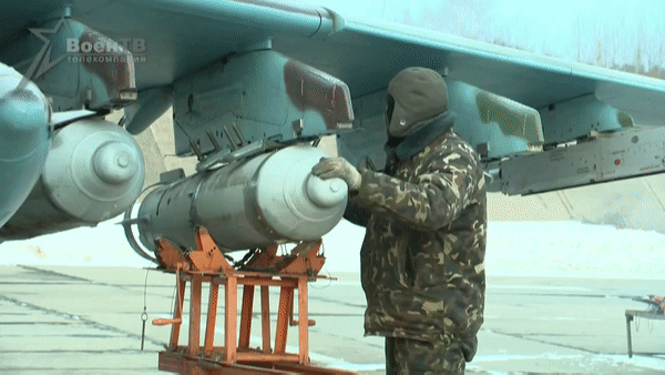 Ngoài ra Su-25 có khả năng mang theo loại tên lửa đối không R-60, thậm chí là ném bom hạt nhân chiến thuật nếu được chỉnh sửa.