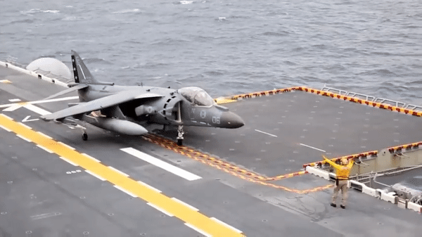 Dù đã có những tiêm kích hạm F-35B với tính năng tương tự, nhưng Mỹ vẫn tiếp tục sử dụng dòng AV-8B Harrier II thêm một thời gian nữa.