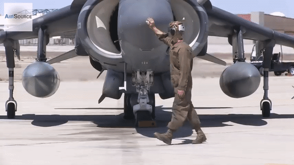 Đại úy phi công Earl Ehrhart lái tiêm kích AV-8B Harrier II nói rằng ông đã chặn UAV tự sát của lực lượng Houthi.