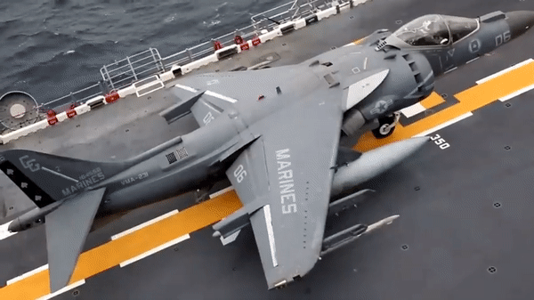 Trong quân đội Mỹ, tiêm kích hạm AV-8B Harrier II chỉ đượ̣c Thủy quân Lục chiến biên chế.